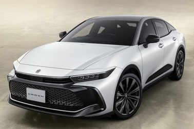 (左):特別仕様車 CROSSOVER RS “THE 70th” (ベース車両はCROSSOVER RS)